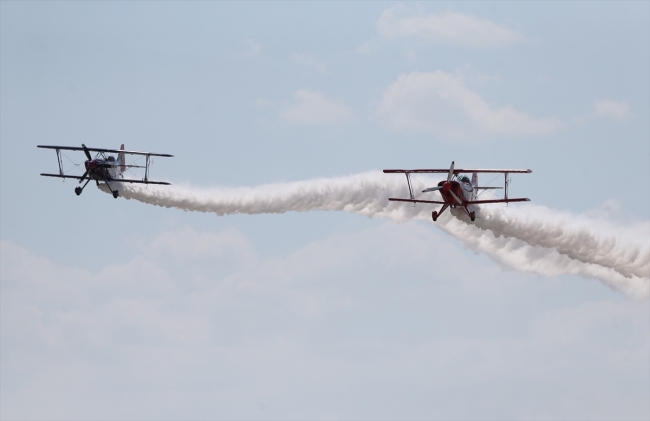 Akrobasi pilotu baba-kız uçaklarıyla gösteri yaptı